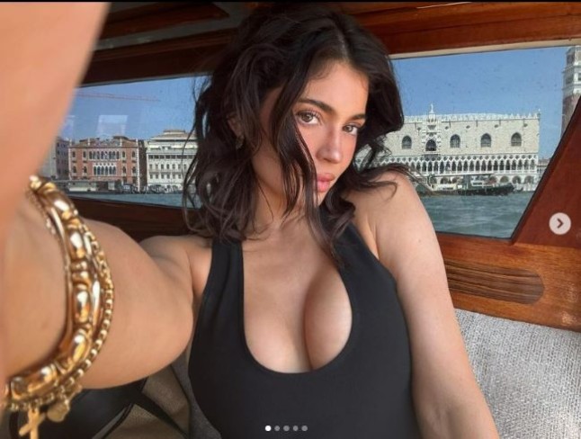 kylie jenner imbracata intr-un maiou negru isi face selfie