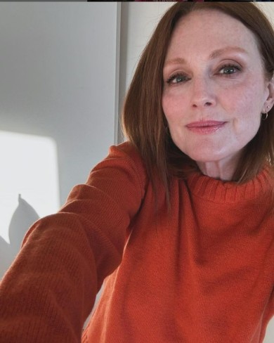 julianne moore imbtacata intr-un pulover oranj 