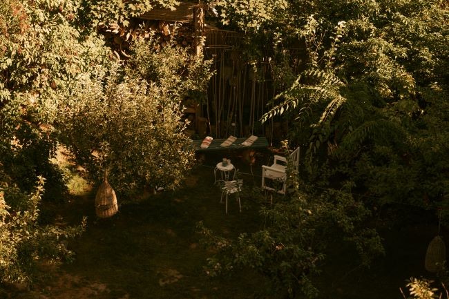 imagine cu masa si scaun surprinse intr-o livada verde in arome22