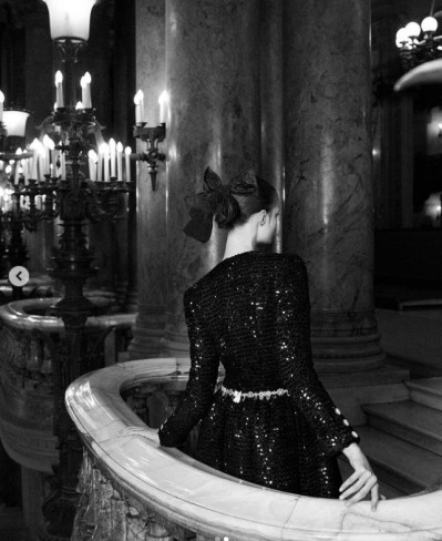 imagine din prezentare de moda Chanel cu manechin in costum si curea 