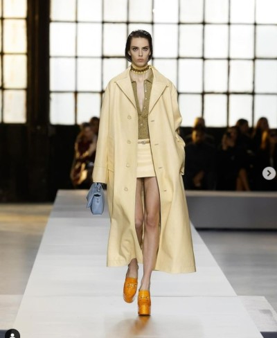 manechin pe podium la gucci purtand un costum galben