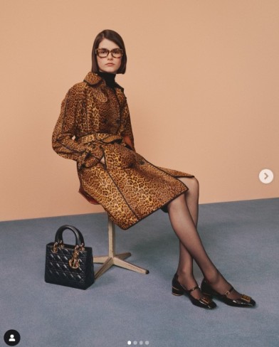 look de toamna iarna din colectia dior cu manechin in haina leopard stand jos