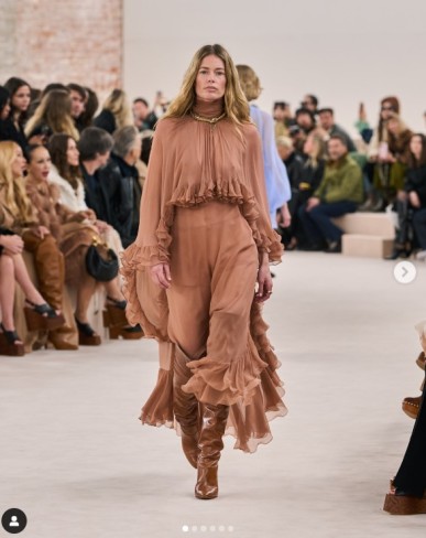 manechin pe podium la chloe purtand o rochie cu volane