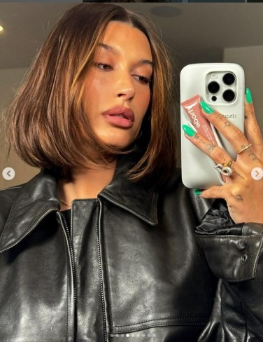 hailey bieber isi face selfie cu telefonul in mana si poarta in bob lung