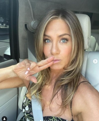 jennifer aniston cu par tuns lung isi face un selfie in masina