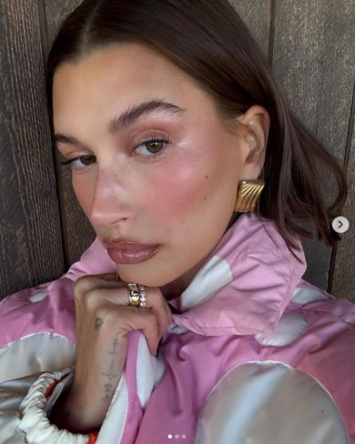 hailey bieber face selfie imbracata intr-o bluza de trening roz