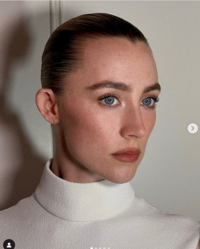 saoirse ronan machata elegant imbracata intr-o helanca de culoare alba