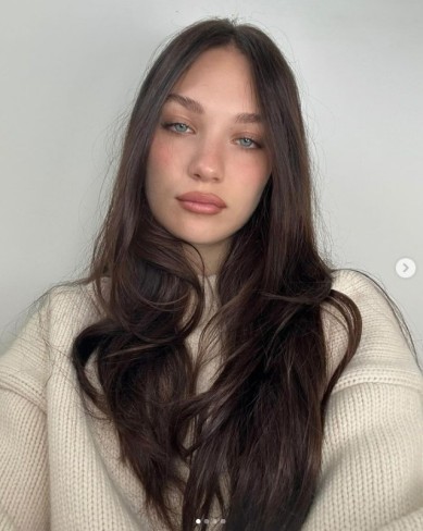 maddie ziegler face selfie cu fata cu machiaj curat si imbracata in pulover