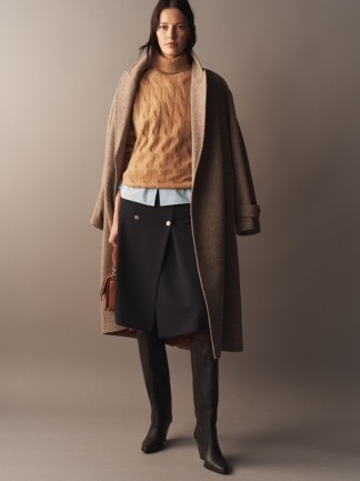 tinuta tommy hilfiger cu haina, pulover si fusra midi