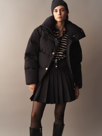 tinuta tommy hilfiger cu geaca, pulover si fusta scurta