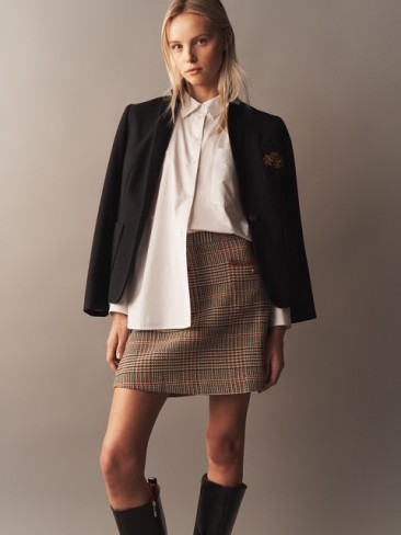 tinuta tommy hilfiger cu camasa oxford, fusta scurta si cizme