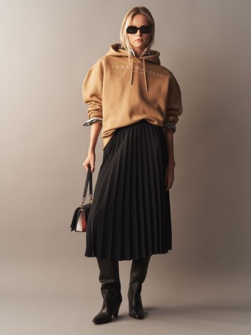 tinuta tommy hilfiger cu camasa oxford, fusta midi si hanorac