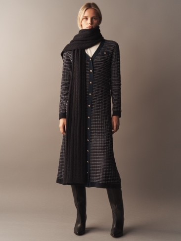 tinuta tommy hilfiger cu rochie tip cardigan si cizme