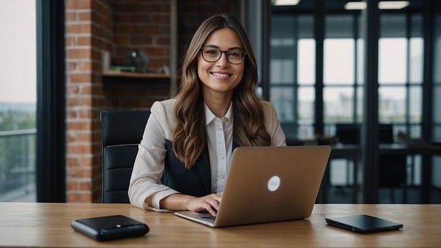 femeie frumoasa cu par lung care sta in fata unui laptop