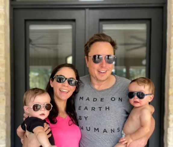 imagine cu elon musk in tricou, partenera sa Shivon Zilis si gemenii strider si azure