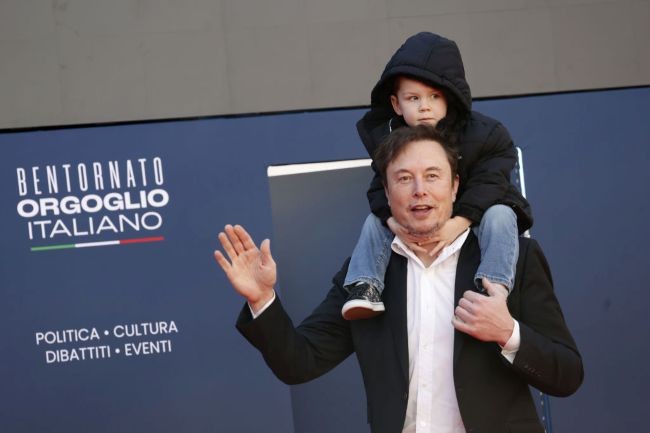 imagine cu elon musk care tine la gat unul dintre baietii sai