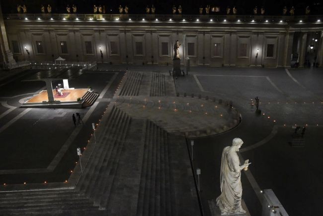imagine cu papa francisc tinand singur slujba in piata sfantul petru de la vatican