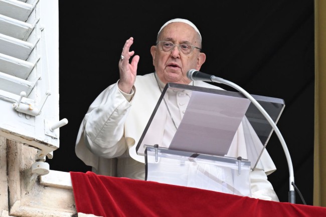 imagine cu papa francisc care tine o cuvantare de la balcon