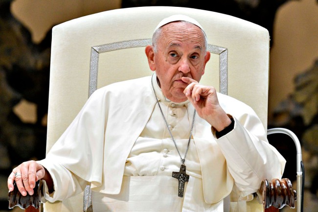 papa francisc sta in scaun imbracat in roba alba si cu chioul in palma