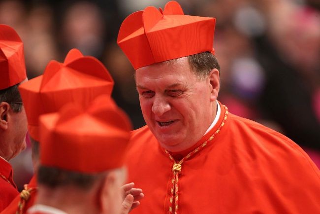 Cardinalul Joseph Tobin discutand si razand in biserica in vestmant rosu