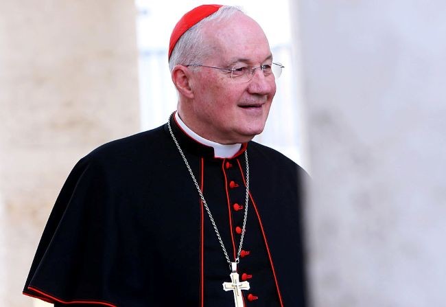 imagine cu cardinalul Marc Ouellet in vestmant negru cu ochelari