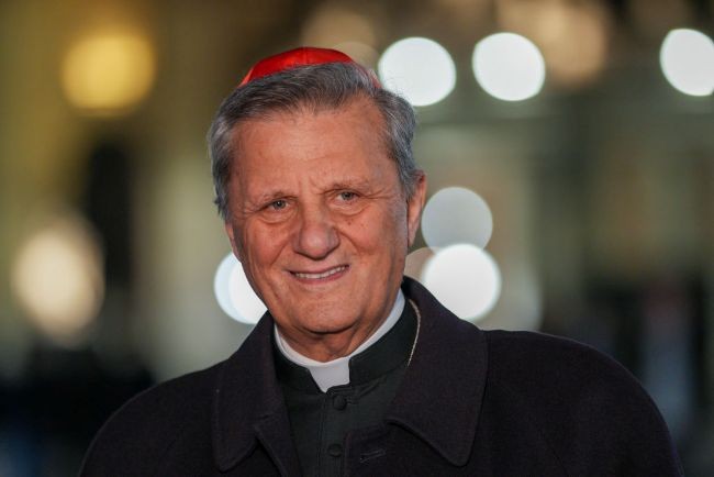 Mario Grech in sutana neagra in vreme ce priveste bland catre camere