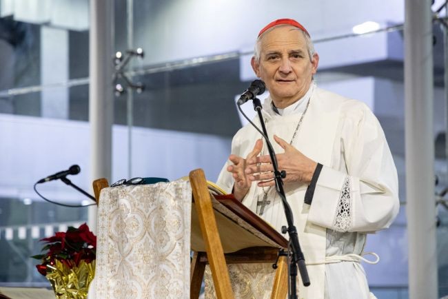imagine cu cardinalul Matteo Zuppi  in vesminte albe in timp ce tine un discurs