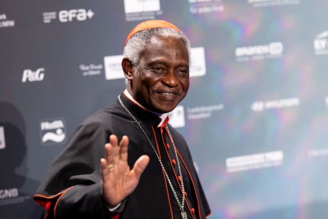 imagine cu cardinalul Peter Turkson in vesmant negru la un eveniment razand