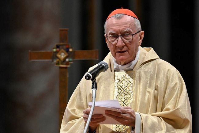 imagine cu cardinalul Pietro Parolin  imbracat in sutana alba in biserica