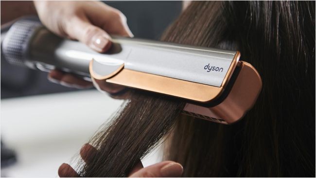 imagine cu placa de par dyson utilizata pe un par drept