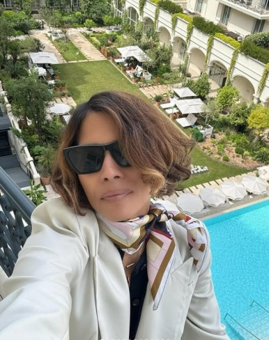 imagine cu halle berry cu par scurt care face un selfie la etajul unui hotel