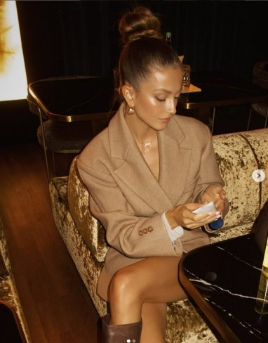 zoe pastelle influencer cu sacou oversized si machiaj lejer sta la masa