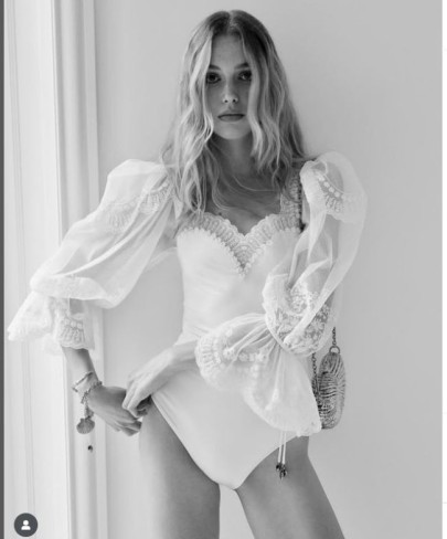 imagine de moda cu haine chloe in body alb  si maneci de voal