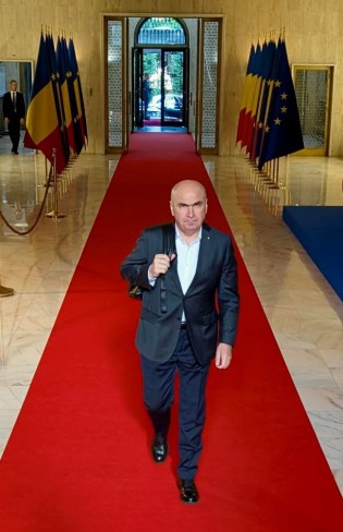imagine cu ilie bolojan cu ruscasul in spate pasese pe covorul rosu la guvern