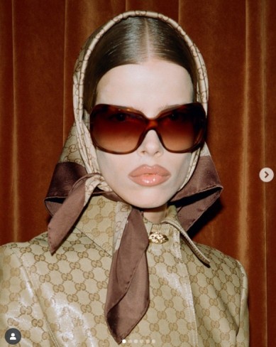 model gucci care poarta batic pe cap si palton de piele
