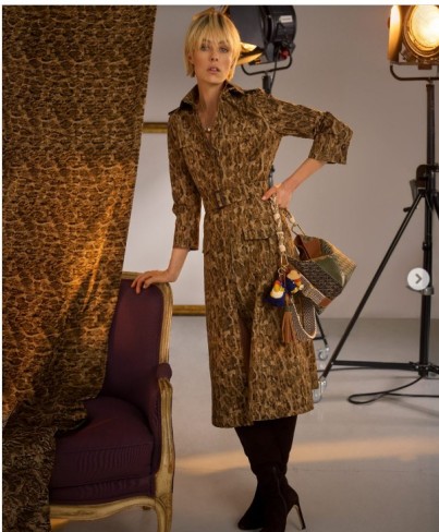 model imbracat in rochie carolina herrera leopard print si cu geanta