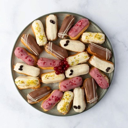 platou cu eclere artizanale de la bucate pe roate