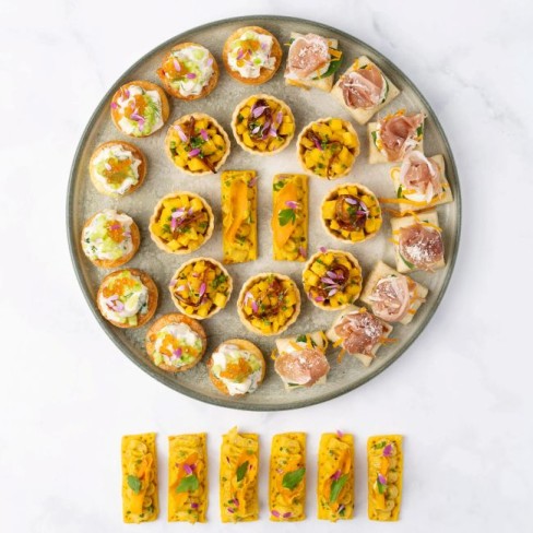 platou cu feluri asortate pentru masa de revelion bucate pe roate