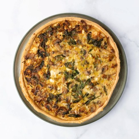 quiche cu somon, brânză de capră și spanac