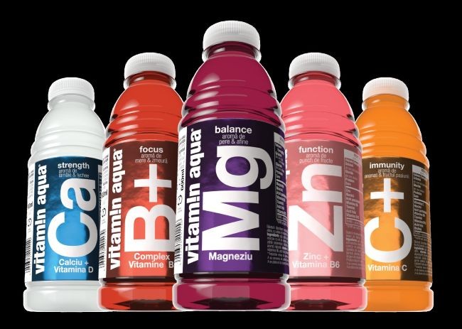 vizual cu sticlele de vitamin aqua insirate una langa alta