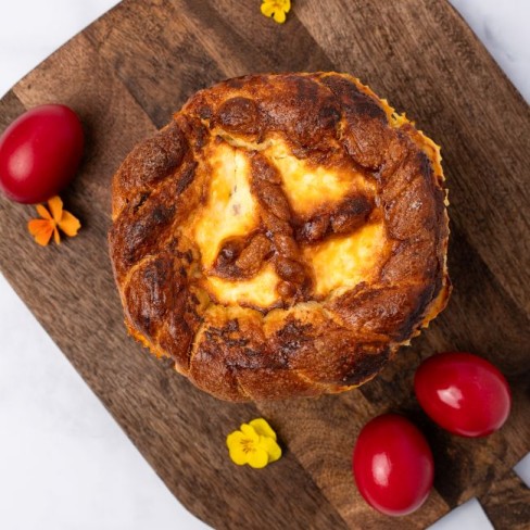 imagine cu pasca de sarbatoare pe fundal neutru