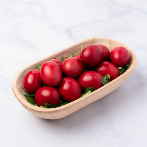 imagine cu oua vopsite in rosu pe un decor simplu