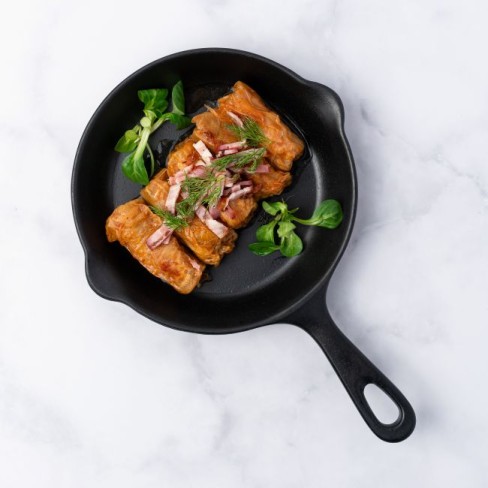 platou cu sarmale in tigaie pe fond in culori neutre