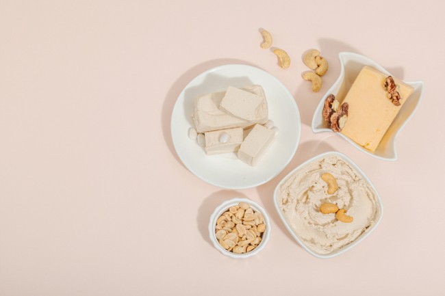 cascaval de postg impreuna cu ingredientele sale pe un fundal roz