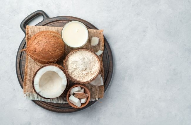 selectie cu lapte de cocos, nuca de cocos si lapte praf de cocos pe o tava rotunda de lemn