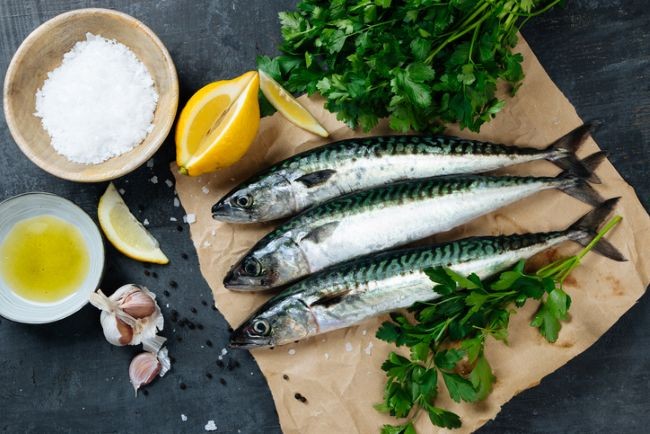 pesti mici pe blat de lemn in bucatarie cu patrunjel si lamaie