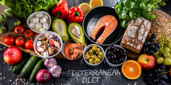 imagine cu dieta mediteraneena si fructele si legumele sale specifice