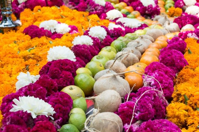 piata colorata din Mexic cu fructe si legume intre care si jicama