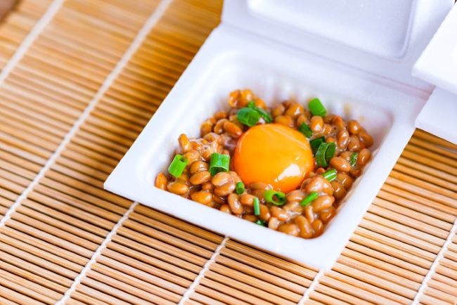 preparat traditional japonez cu natto si un ou in caserola