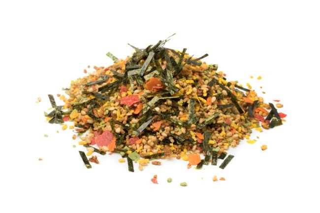 imagine cu un morman din condimentul furikake pe un fundal alb